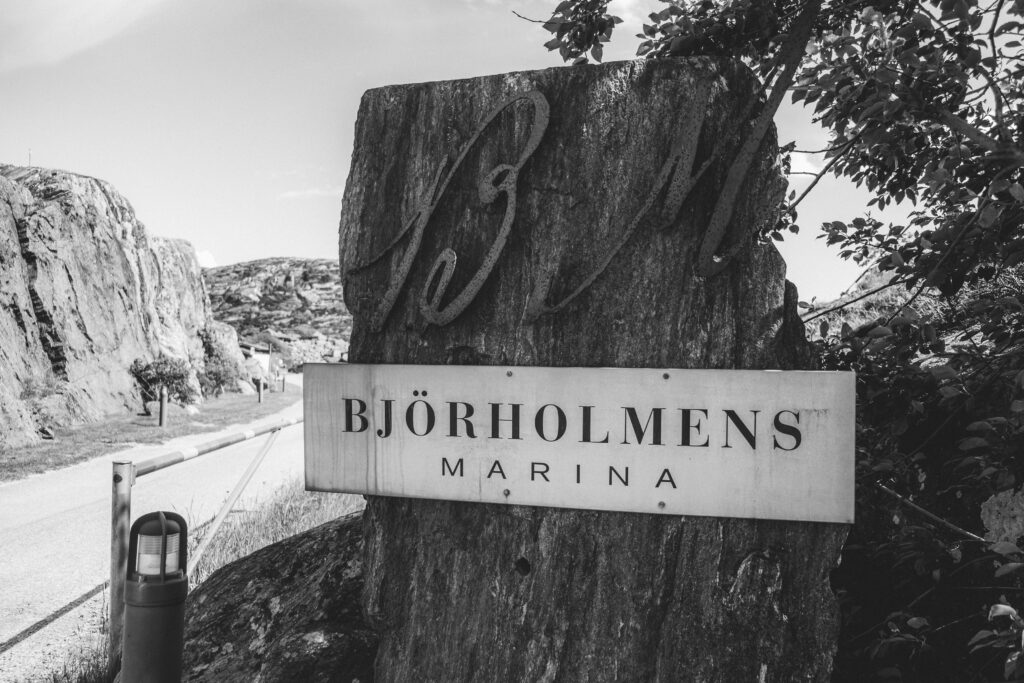 Björholmens marina välkomstskylt