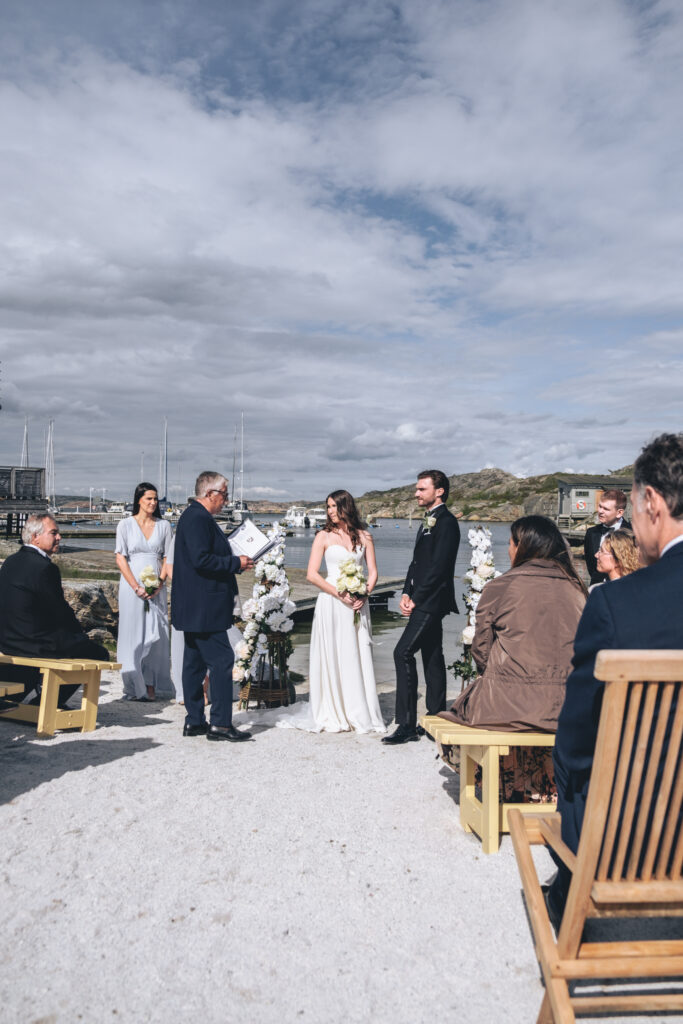 Vigsel på sandstranden vid Björholmens marina