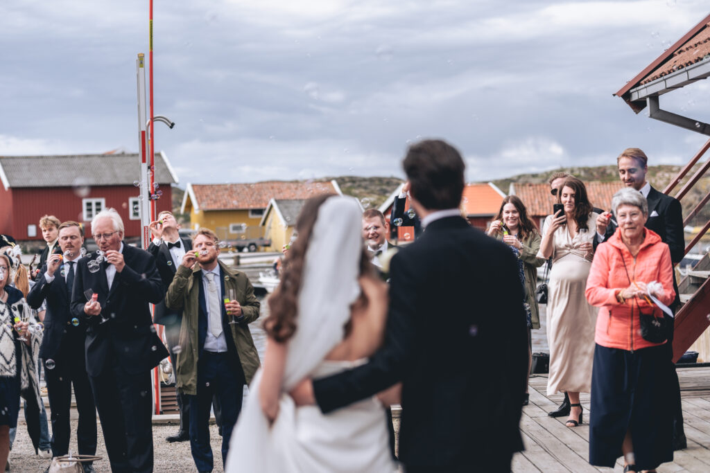 Gästerna blåser såpbubblor på brudparet