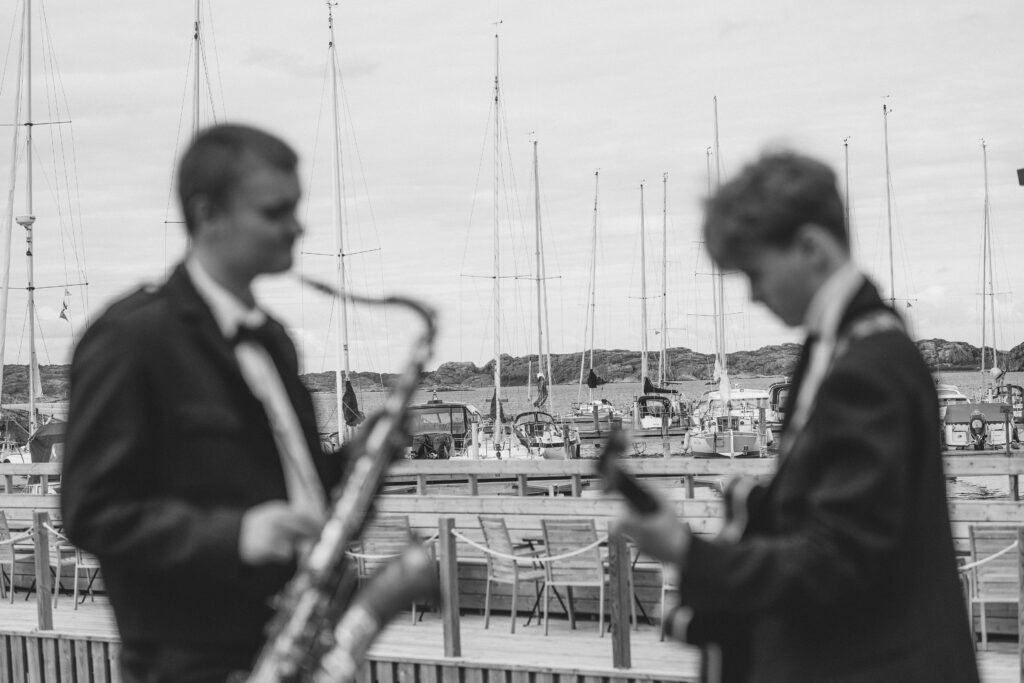 Musiker under minglet på björholmens marina