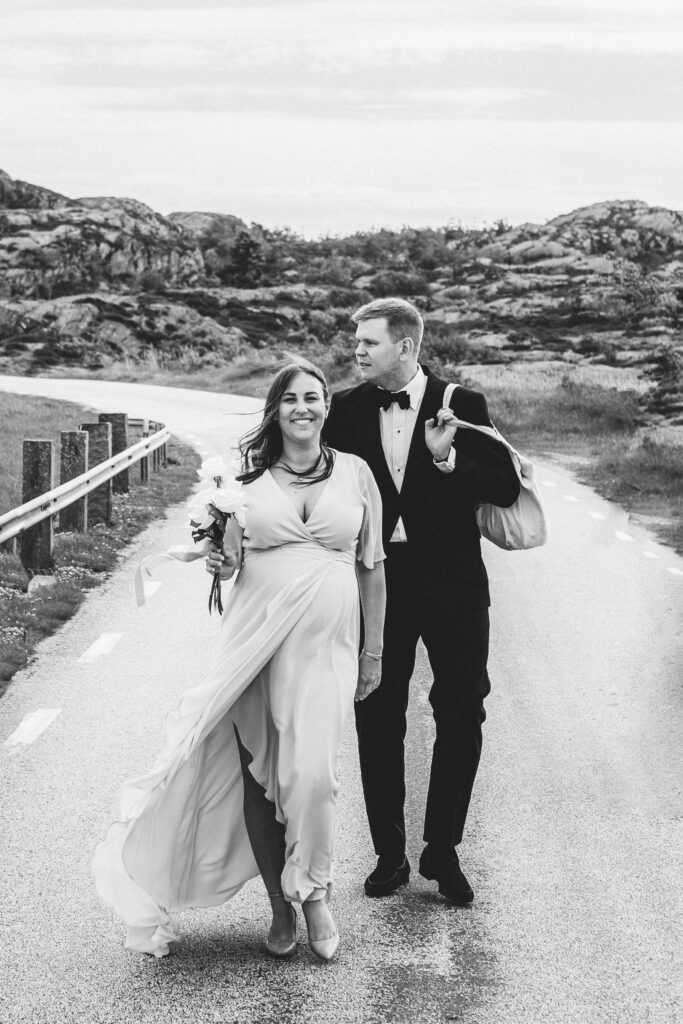 Brudtärna och bestman går bland Tjörns klippor